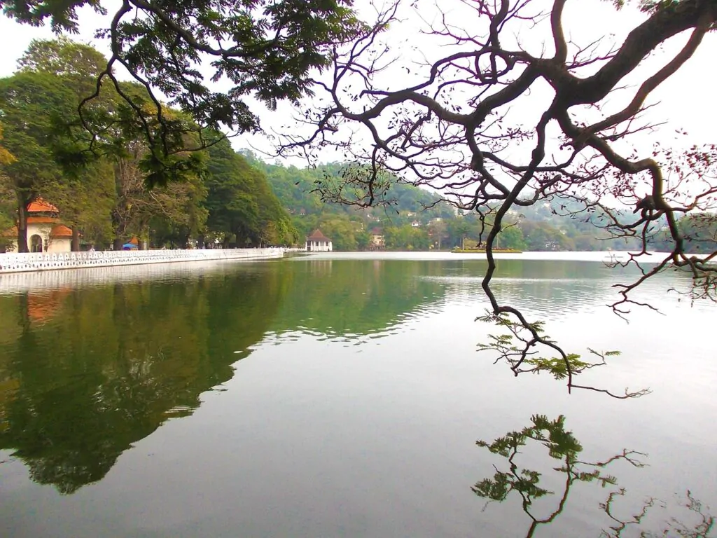 kandy lake